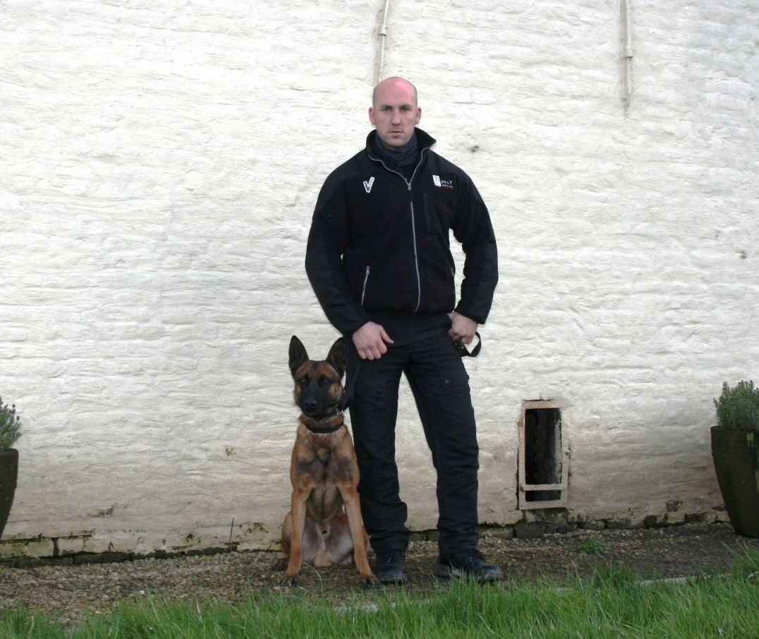 Bewaker met hond van R&T Security